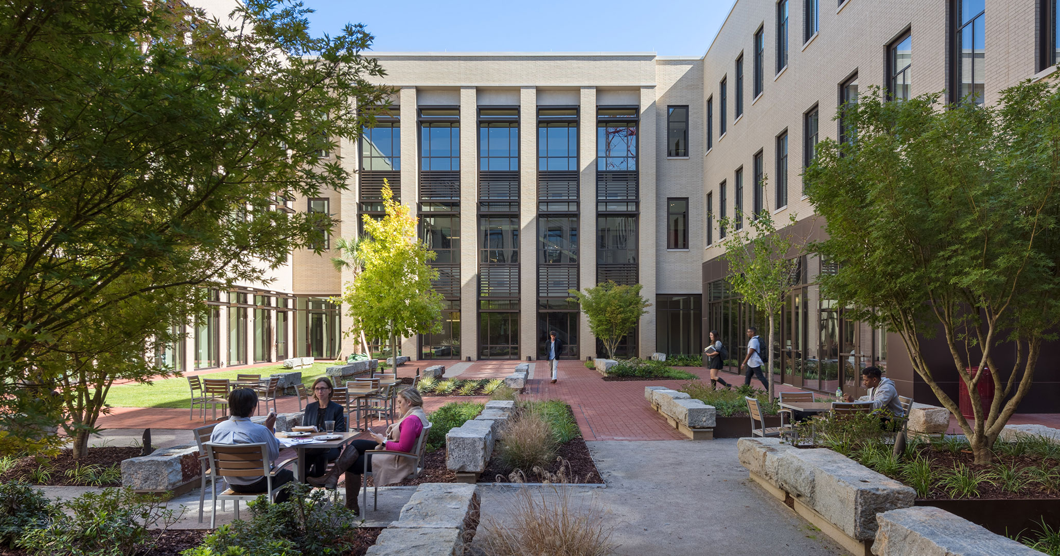 Boudreaux architects created meetings spaces outside to improve student traffic flow at the new Law School.